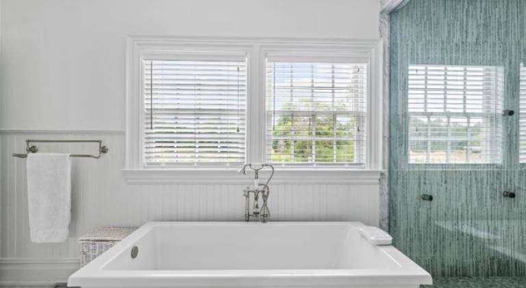 House with hot tub & pool — photo 5