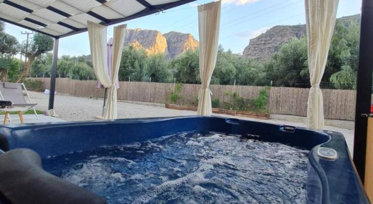 Serviced apartment with yard, hot tub & terrace — photo 4