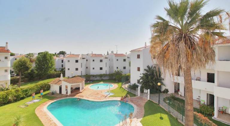 Apartment with private pool, terrace & yard in Loulé