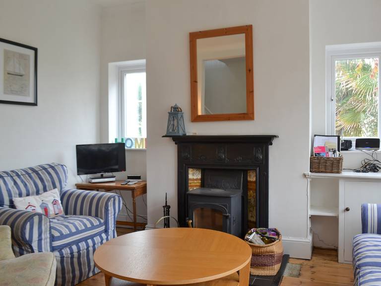 Cottage with yard & terrace | Sea view — photo 2