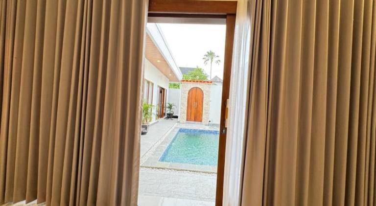 Beautiful villa with hot tub, private pool & patio | Pets allowed — photo 2