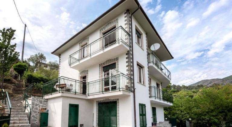 Rental apartment with pool, hot tub & barbeque in Moneglia