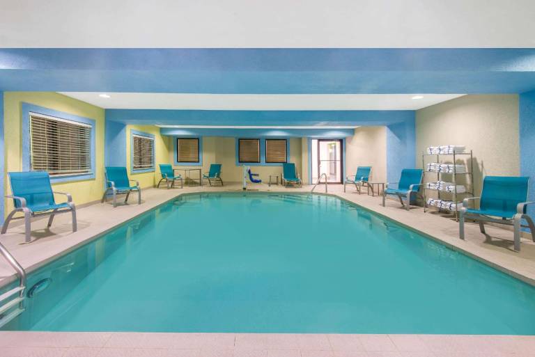 La Quinta Inn & Suites by Wyndham Erie — photo 3