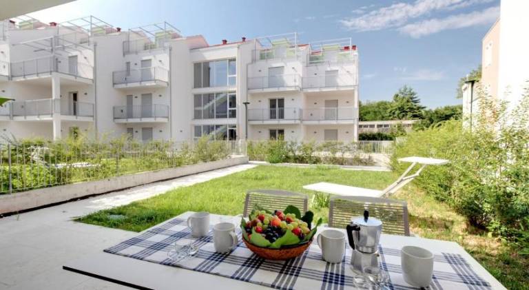 Serviced apartment with yard & patio in Venice