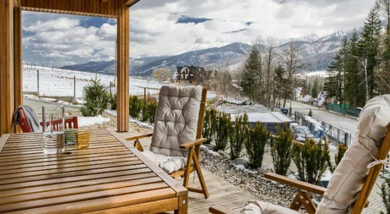 Chalet with patio, jacuzzi & yard | Pet-friendly — photo 4
