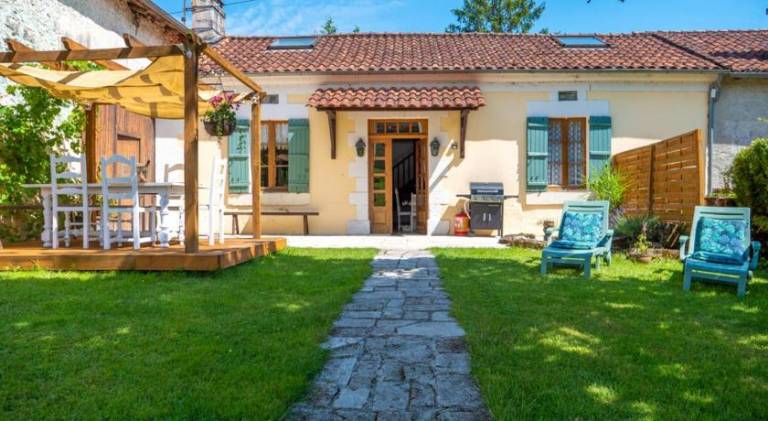 Villa with terrace, garden & barbeque in Périgueux