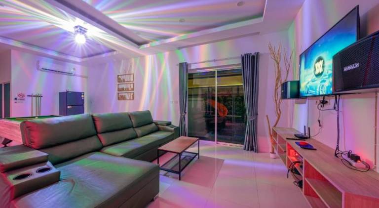 Villa with yard & pool — photo 4