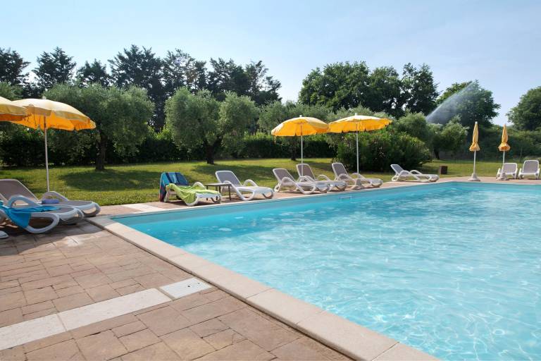 Family-friendly rental apartment with pool & yard | Mountain view | Good for workation | Pet-friendly in Lazise