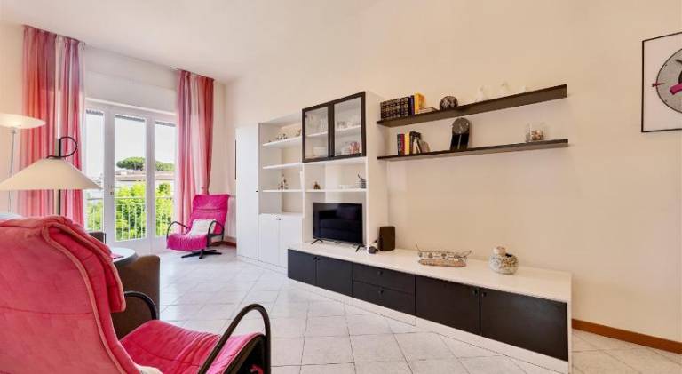 Apartment with patio — photo 2