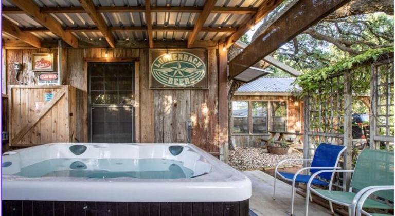 House with jacuzzi — photo 2