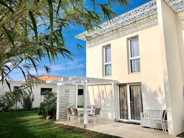 Charming apartment with terrace & pool | Next to the beach | Pets are welcome — photo 4