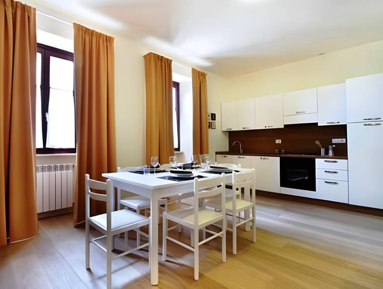 Rental apartment with yard & pool in Colle di Val d'Elsa