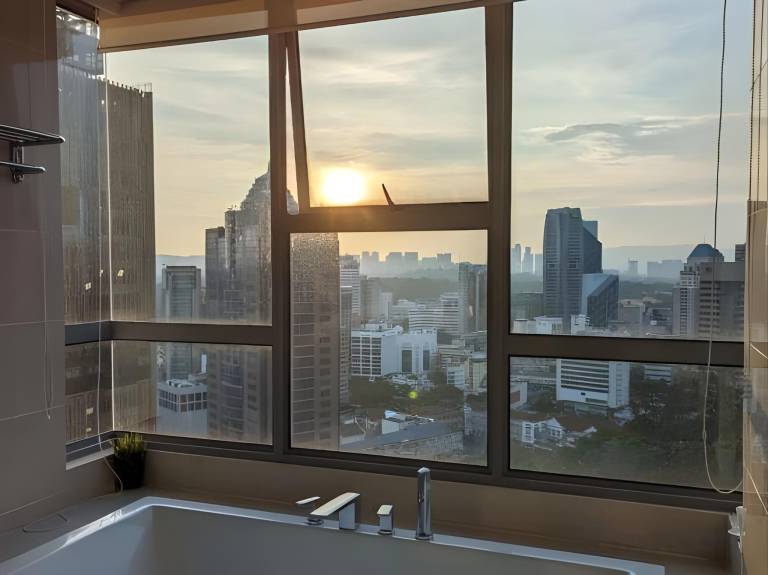 Charming holiday apartment with patio, sauna & hot tub | Close to Petaling Street | Pet-friendly — photo 3
