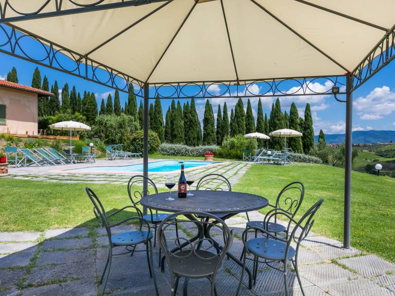 Apartment with pool, grill & yard — photo 4