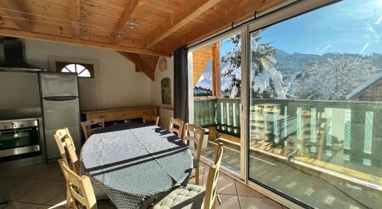 Chalet with patio, garden & grill — photo 3