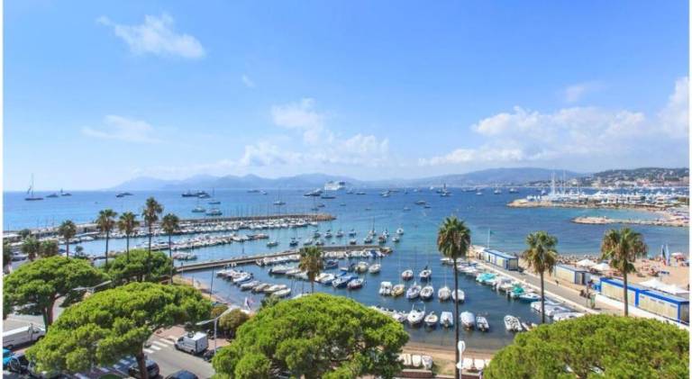 REF 1229 - Cannes Croisette - Sea view apartment for rent in Cannes