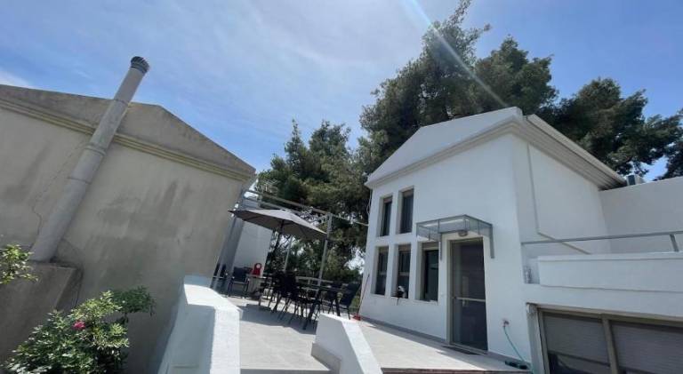 Vacation home with terrace, barbecue & yard — photo 5