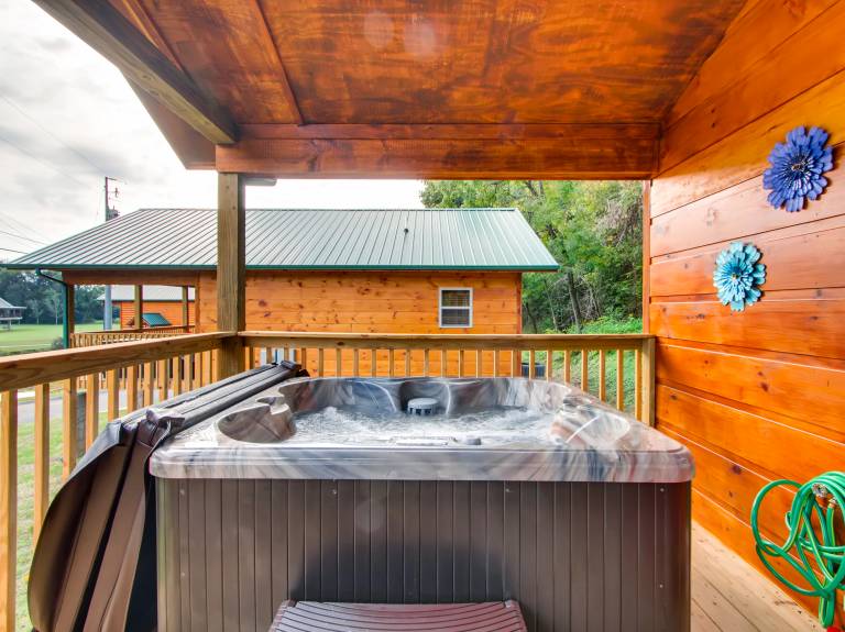 Vacation home with fast internet, jacuzzi & grill | City view — photo 3