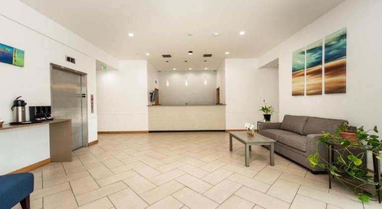 Oyster Bay Inn & Suites — photo 4