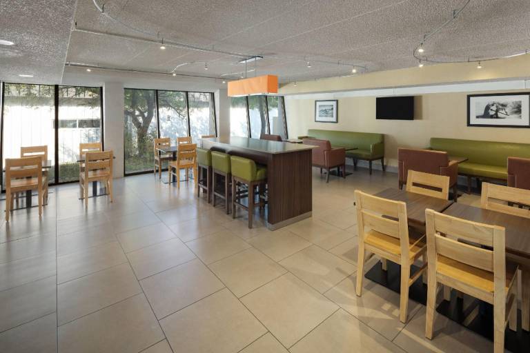 Wingate by Wyndham Lincoln Airport East I-80 — photo 4