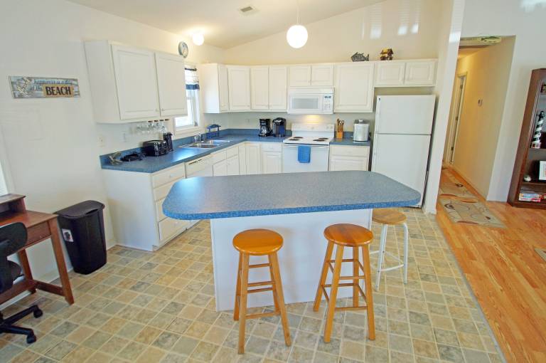 KD2035- Cute beach bungalow with 3 bedrooms, and 2 baths, Theatre Room! — photo 3