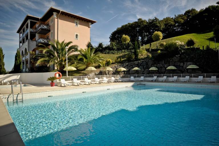 Condo with pool & patio in Bayonne