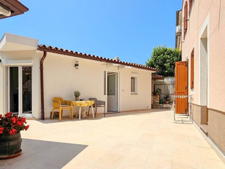 Holiday apartment with garden, barbeque & patio in Novigrad