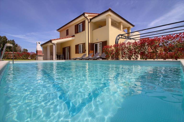 Villa with BBQ, pool & patio in Medulin