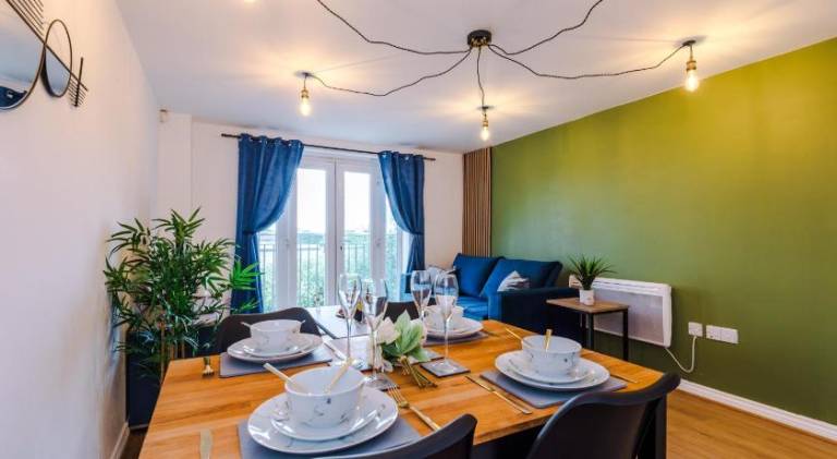 Salford Urban Escape - Stylish Allure Modern 2BR Stay for 6 - Smart Business or Work Ready by Parydi — photo 3