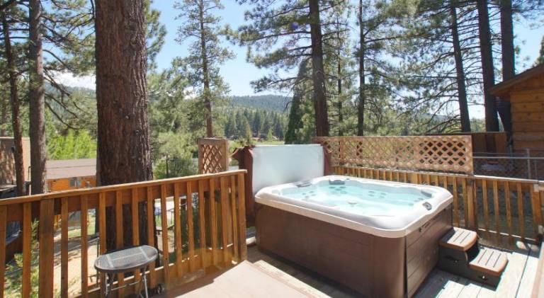 Lucky Bear Lodge - Excellent cabin with a hot tub, game room and an amazing view! — photo 3