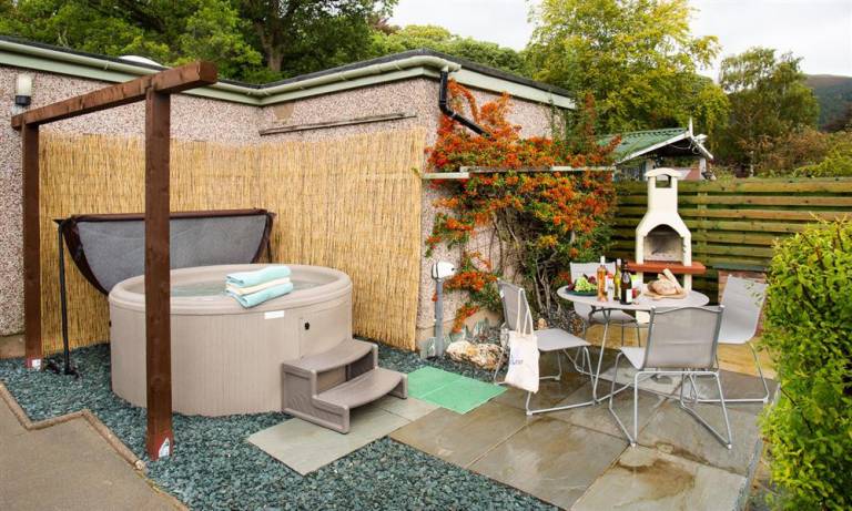 Beautiful cottage with hot tub, sauna & yard | Dogs allowed — photo 2