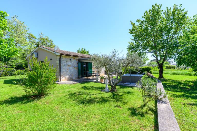 Children-friendly charming vacation home with patio, BBQ & hot tub | Pets are welcome — photo 3