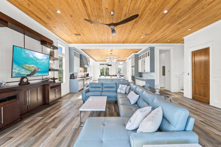 Vacation home with yard, terrace & private pool | Water view — photo 4
