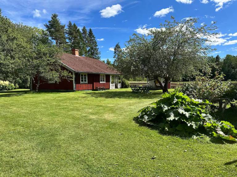 Charmantes, renoviertes Ferienhaus in Alleinlage wenige Minuten vom See in Örebro