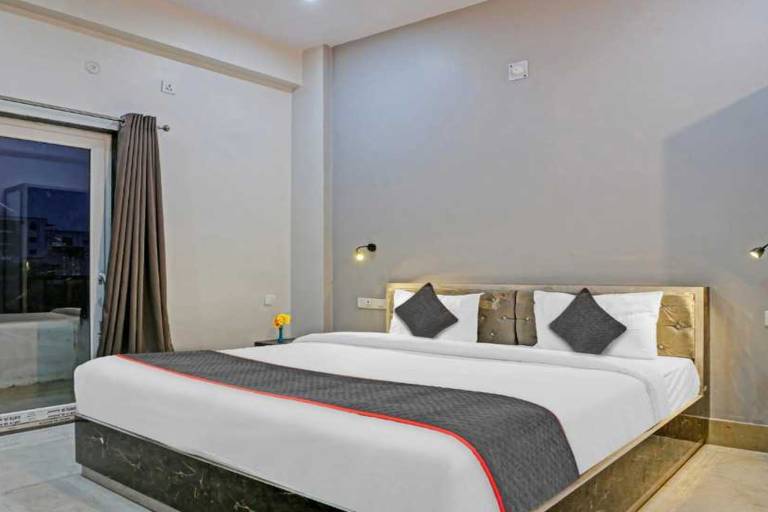 Collection O Banaras Junction