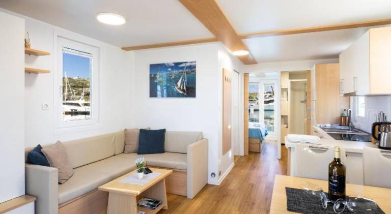 Lovely holiday apartment with hot tub & pool | Close to the beach | Dogs allowed — photo 2