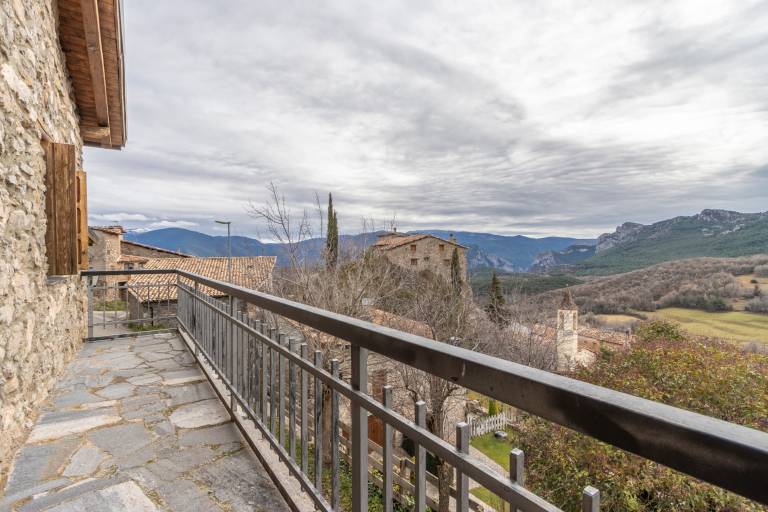 Vacation home with yard, terrace & barbecue | Mountain view in Lleida