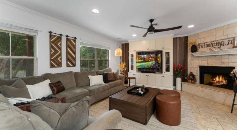 Vacation home with pool — photo 2