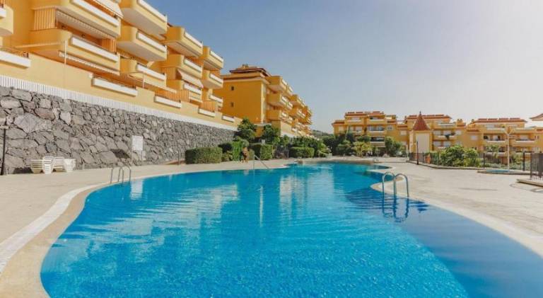 Rental apartment with private pool, patio & yard in Santa Cruz de Tenerife