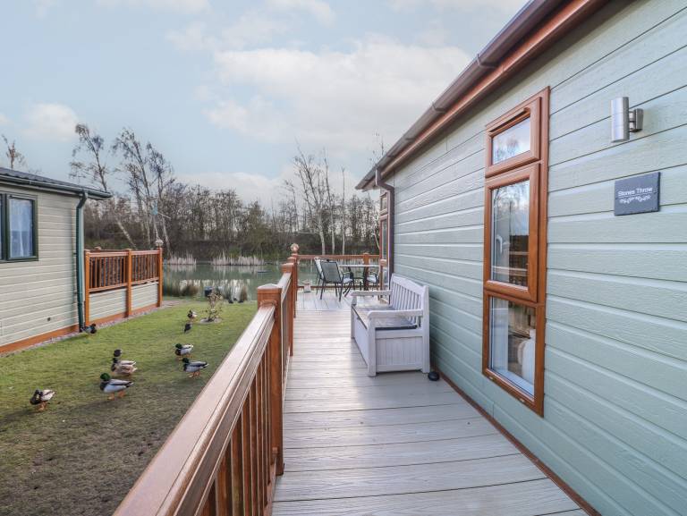 Cottage with yard — photo 3