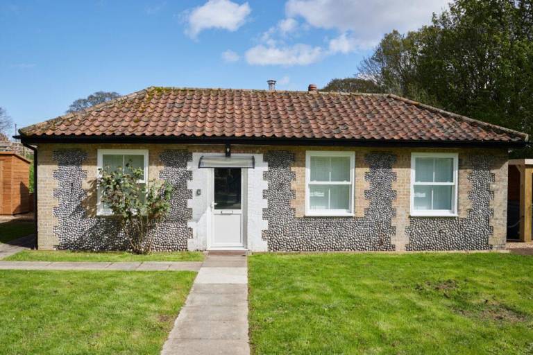 Cottage with jacuzzi & yard in Cromer
