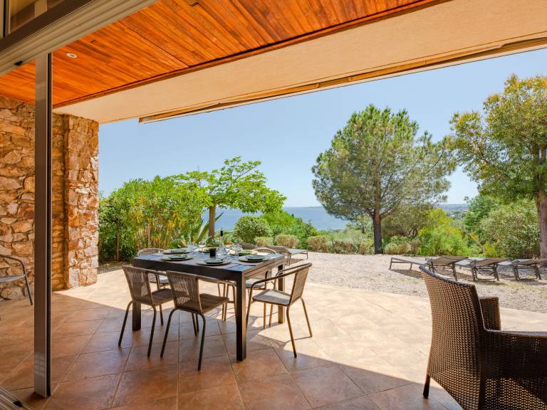 Fully equipped beautiful vacation home with yard & patio | Mountain view | Pets allowed — photo 2