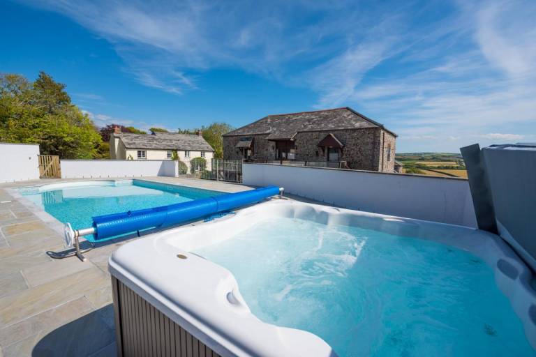 Fully equipped lovely cottage with yard, pool & barbeque | Pets are welcome — photo 2