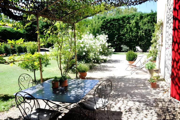Vacation home with barbeque, terrace & yard | Beach view — photo 3