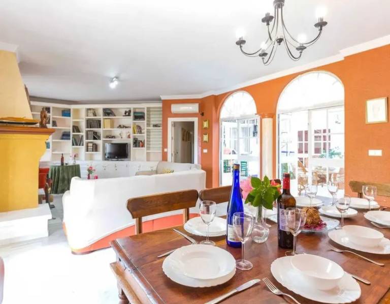 Fully equipped ample vacation home with terrace, barbecue & yard | Pool view | Pets allowed — photo 5