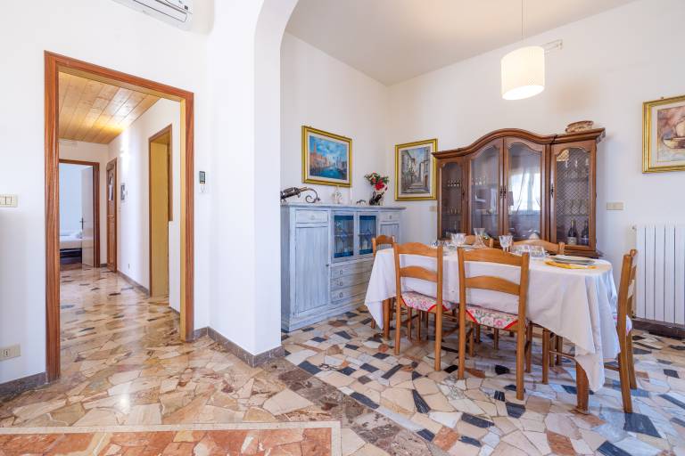 Child-friendly house with hot tub, BBQ & patio | City view | Suitable for remote work | Pets allowed — photo 5