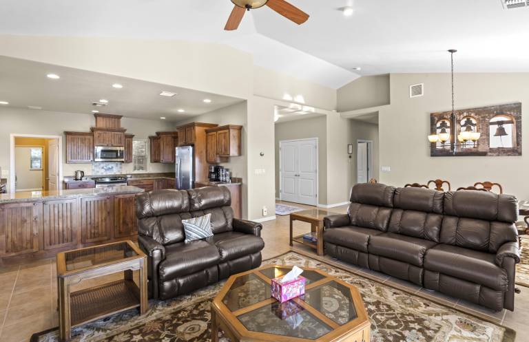 Peaceful and Modern 4-Bedroom in Flagstaff, AZ with Scenic Views — photo 3