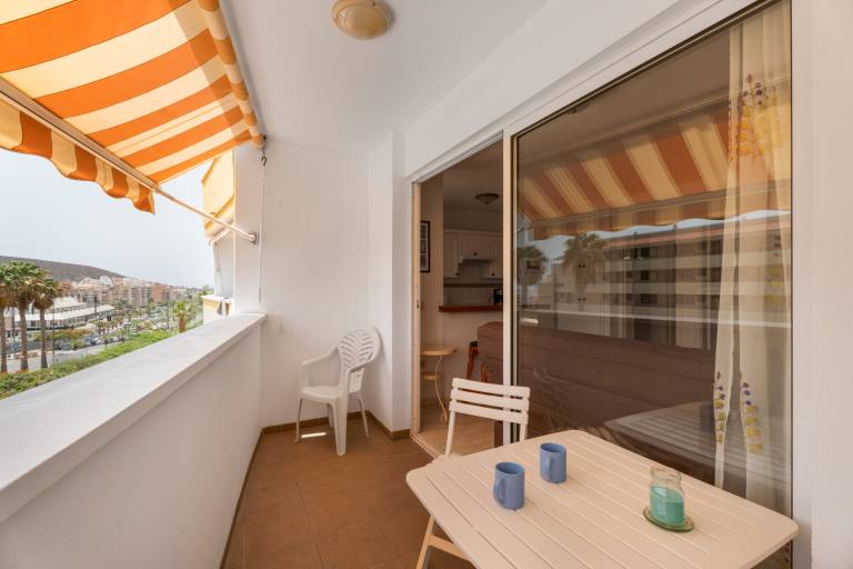 Vacation Apartment 'Central Los Cristianos' with Mountain View, Shared Pool and Wi-Fi — photo 3