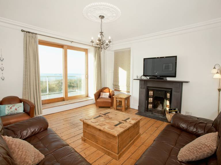 Cottage with yard | Water view — photo 3