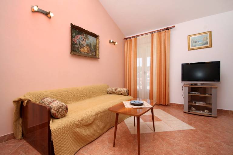 One bedroom apartment with balcony Jelsa, Hvar (A-196-b) — photo 2